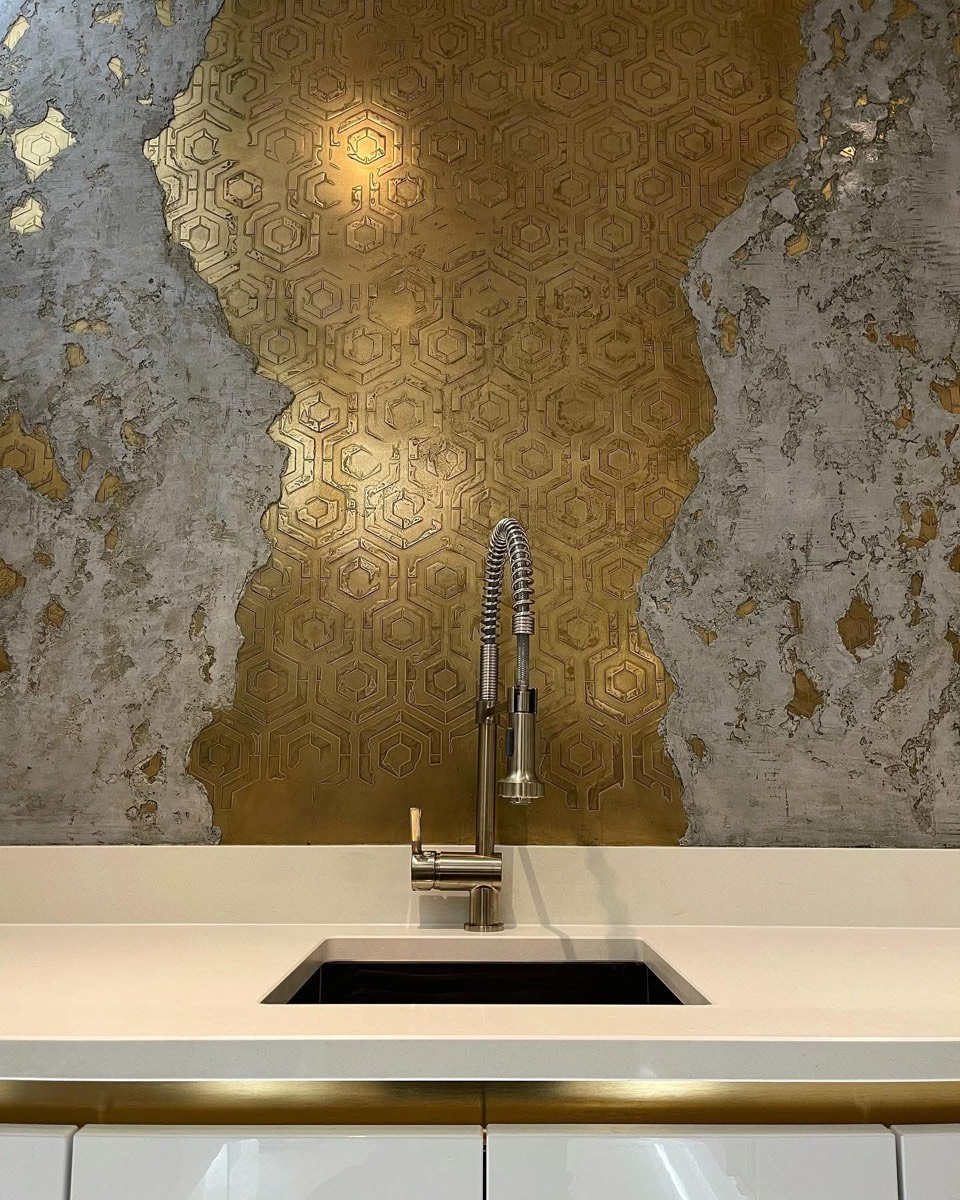 Microcemento metálico efecto oro sobre pared