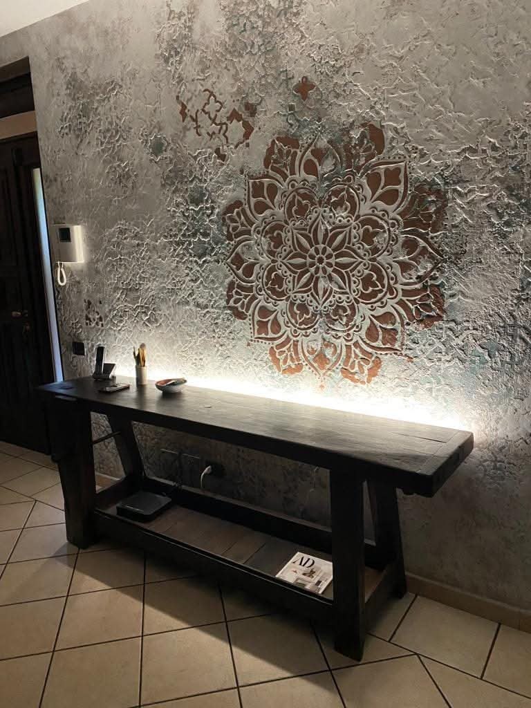 Acabado metálico con mandala realizado en nuestro taller