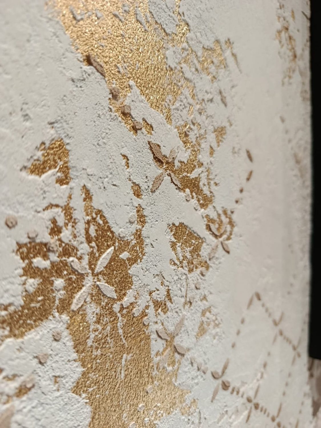 Estuco con veta de oro